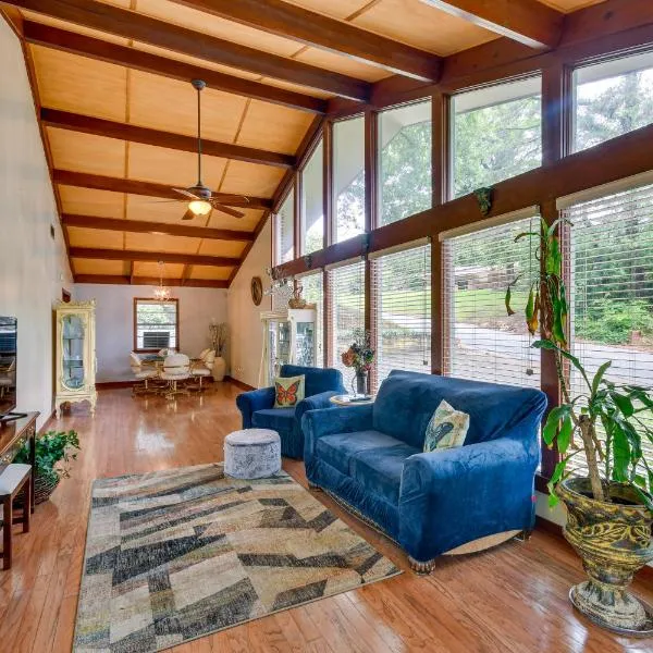 3 Mi to Dtwn Montgomery Quiet Family Getaway!，位于蒙哥马利的酒店