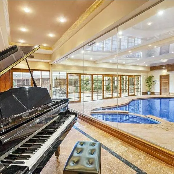 Entire Maggie's Guesthouse - free cinema, pool, spa, tennis court, karaoke, more!，位于Warrandyte的酒店