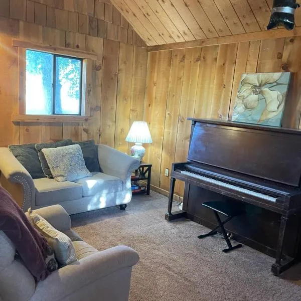 Cozy Cottage off Salmon River Tributary, in Town，位于Salmon的酒店