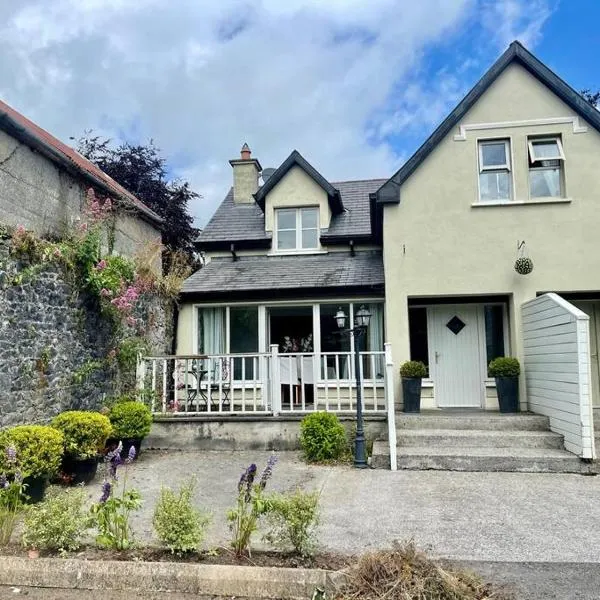 Elegant Townhouse steps from historic Birr Castle，位于比尔的酒店