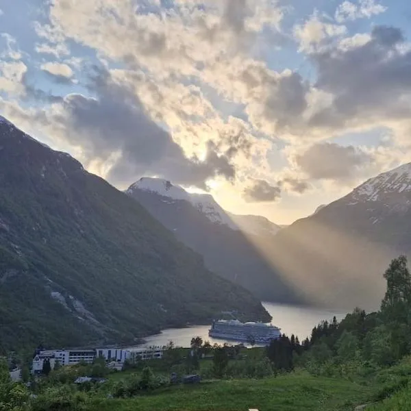 Tømmerhus i Geiranger Sentrum med panorama utsikt，位于盖郎厄尔峡湾的酒店