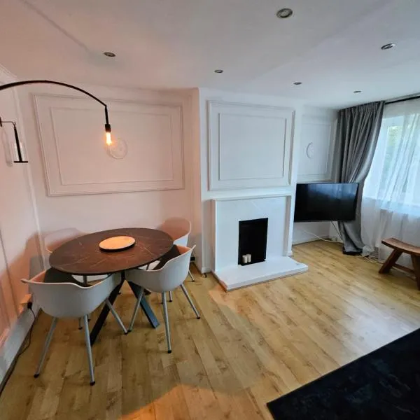 Wembley, Cosy 2 Bed Apa, Next to the park，位于Harrow on the Hill的酒店