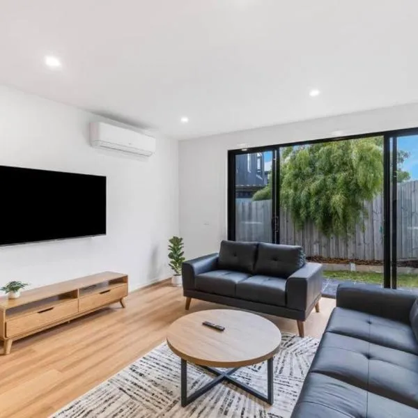 "Elegant Home in Highton with Stunning City Views"，位于吉朗的酒店