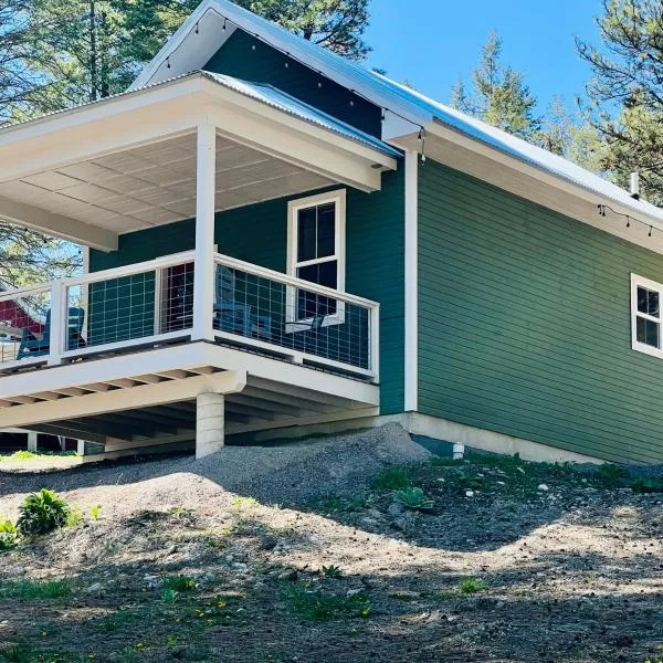 Elk Ridge Village 201A Cozy Cabin with views of Flathead Lake and the mountains，位于Lakeside的酒店