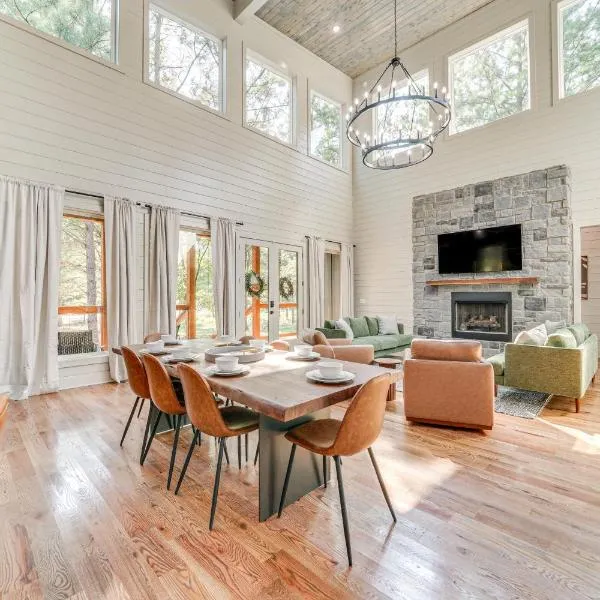 Deluxe Riverfront Cabin in Broken Bow with Hot Tub!，位于布罗肯鲍的酒店