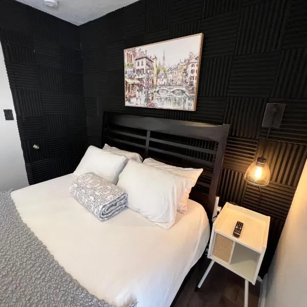 Pura Vida Private Access, Room & Bathroom，位于西棕榈滩的酒店