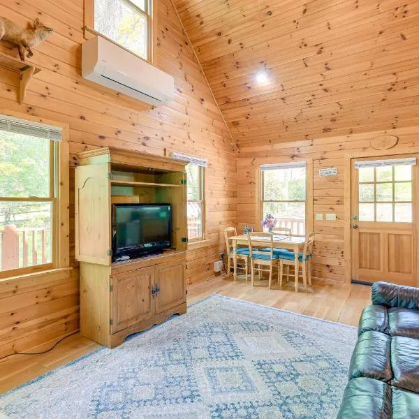 Quaint Blue Ridge Cabin Rental with On-Site Stream!，位于Ore Knob的酒店