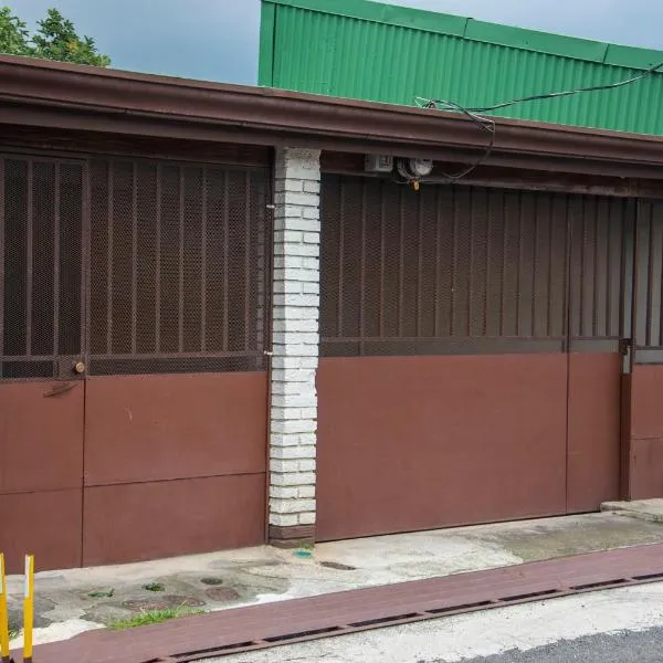 Alojamiento entero 1 km Juan Santamaría Airport，位于阿拉胡埃拉的酒店