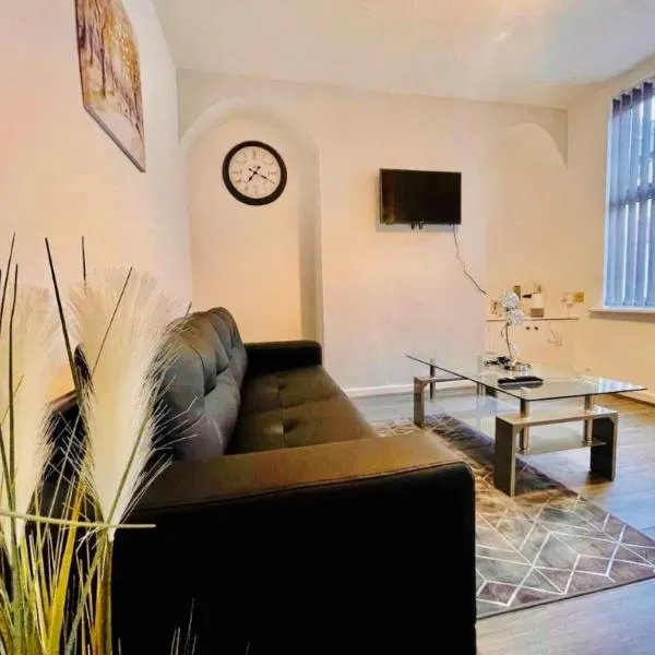 2 Bedroom House Close to Liverpool Stadia with Free Parking，位于柯比的酒店