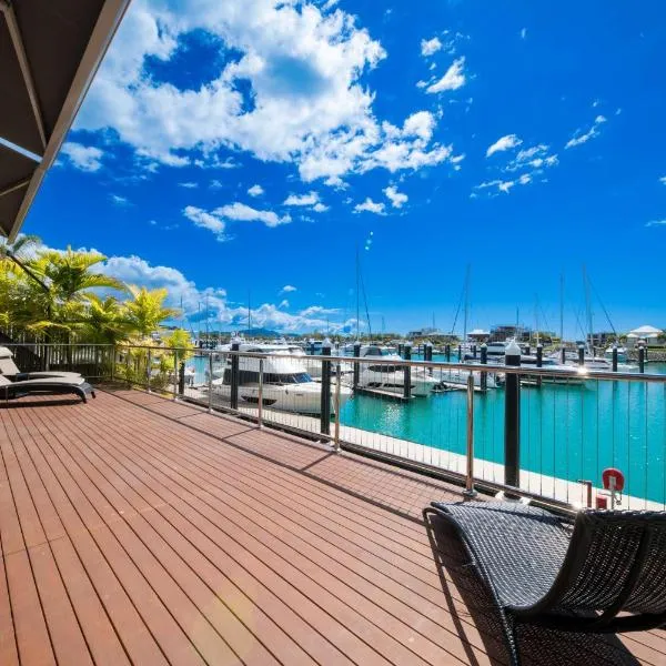 Airlie Beach Marina-Front Luxury at 10 The Cove，位于埃尔利海滩的酒店