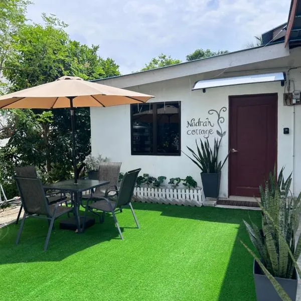 纳德拉小屋民宿，位于峇六拜的酒店