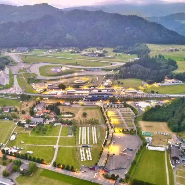 GrandPrixCamp Red Bull Ring - closest camping to the track, tents next to the main entrance，位于施皮尔贝格的酒店