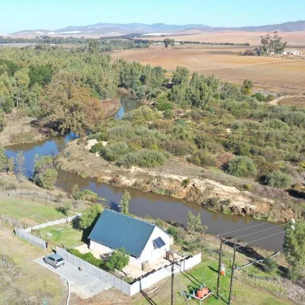 Hephzibah Inn River Cabin，位于Hermon的酒店