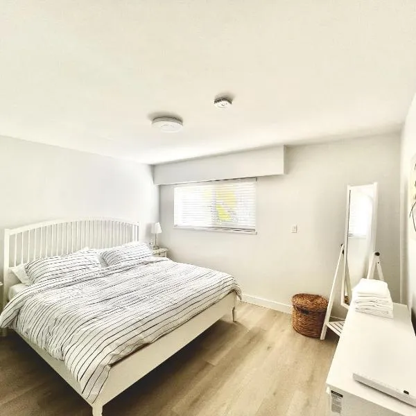 Cozy 3BR Holiday Retreat 2 Free Parking AC King BD，位于温哥华的酒店