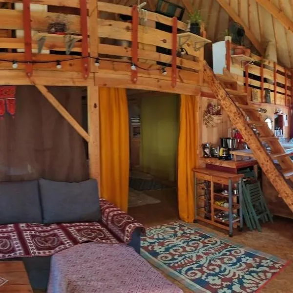 Grande YOURTE dans les jardins d'Amagaïa，位于Boulc的酒店