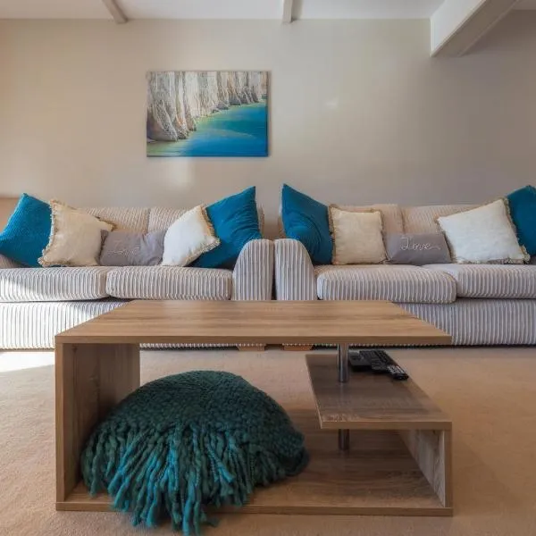 The Secret Garden - West Sussex - 3BR House with Drive，位于克劳利的酒店
