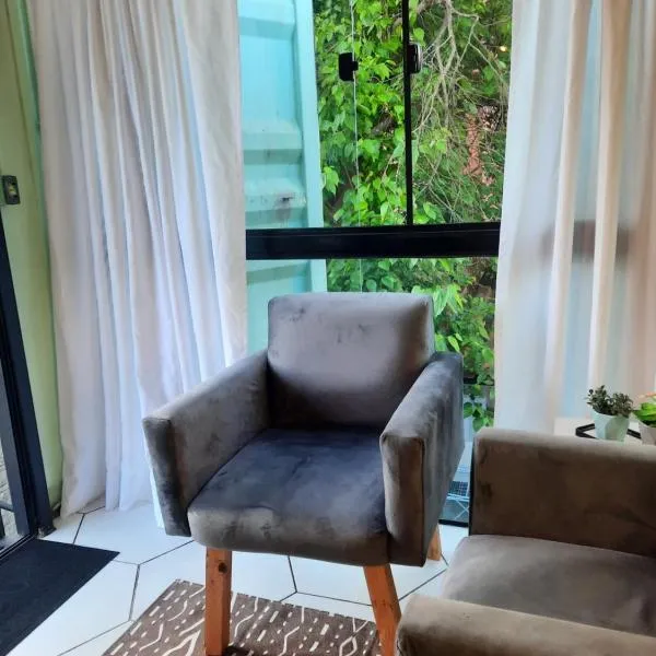 Apartamento Container com Sacada, Split e Estacionamento，位于卡诺阿斯的酒店