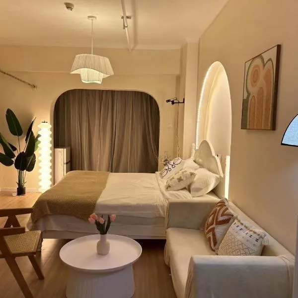 Xi'an Hills & Lostwine Downtown Suite close to Metro Xiaozhai stn，位于西安的酒店