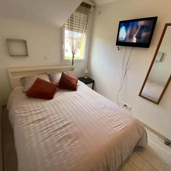 Appartement T3 individuel avec accès piscine et jardin privés，位于Basse-Goulaine的酒店