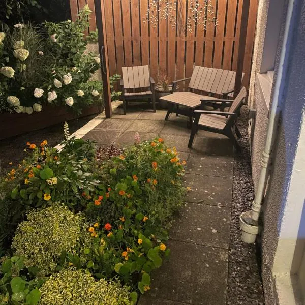 The Mews 2 bedroom with private parking，位于奥本的酒店