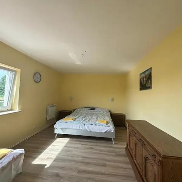 Stajnia nad Rozlewiskiem - agroturystyka Barcice，位于Barcice的酒店