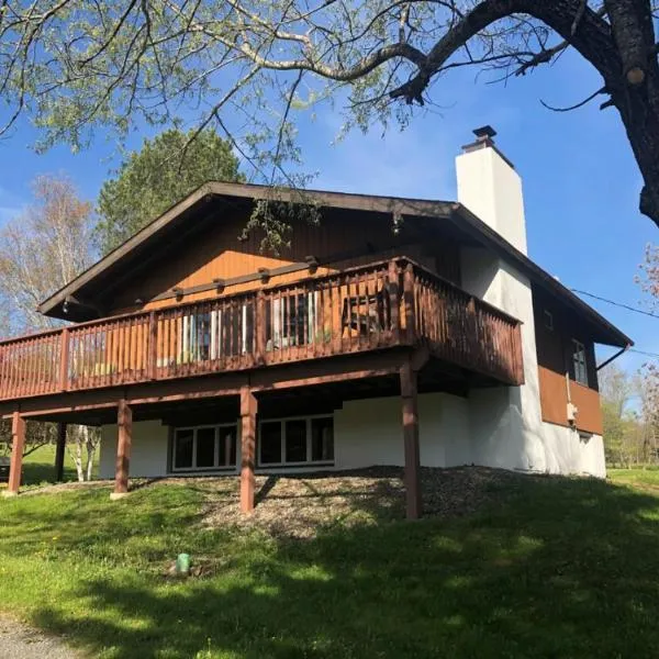 Beautiful Windham Chalet 2 minutes to the Mountain，位于温德姆的酒店