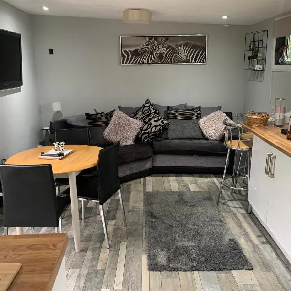 Stunning 2-Bed Cabin in Nantglyn Denbigh，位于登比的酒店