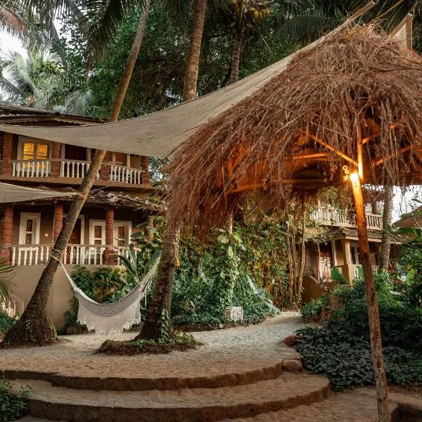 Anahata Retreat Beach Front Ashwem Goa，位于曼德姆的酒店