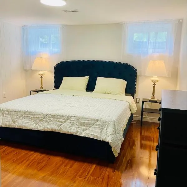 Entire Floor Privet yard King Queen bunk bed，位于多伦多的酒店
