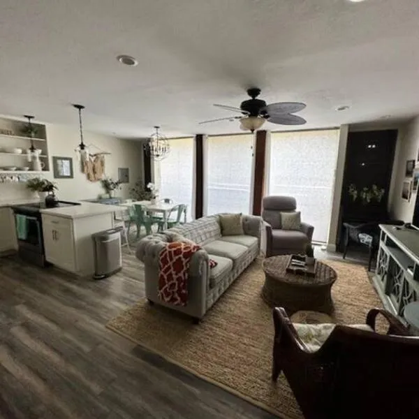 Valley Vibes and Beach Bliss Condo for Family Nomads，位于Waianae的酒店