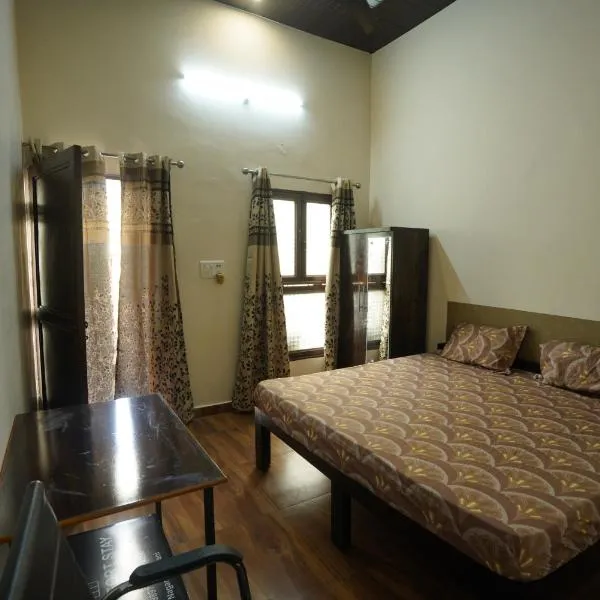 Room in Haldwani with private Kitchen & Bath，位于比姆塔尔的酒店