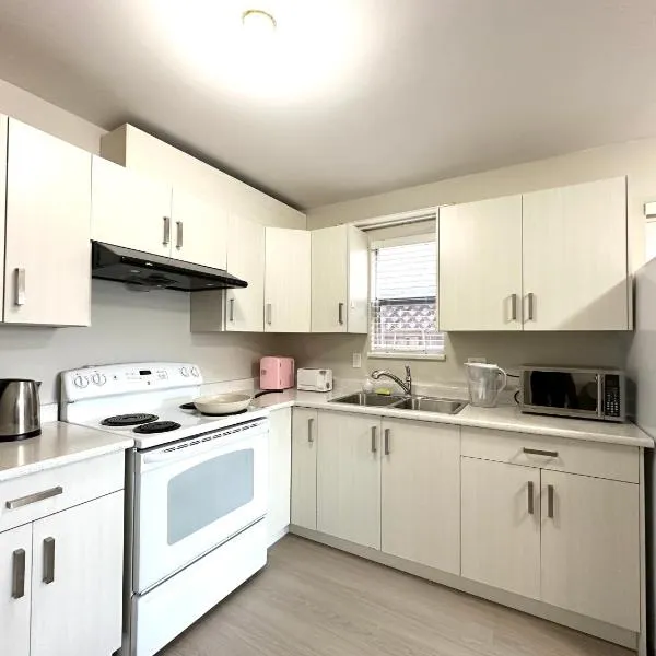 Newly renovated 2 bed 1 bath in Ladner BC，位于三角洲的酒店