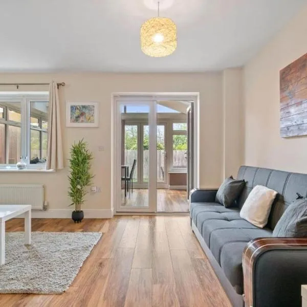 Cosy 3 bedroom spacious House，位于罗姆福特的酒店