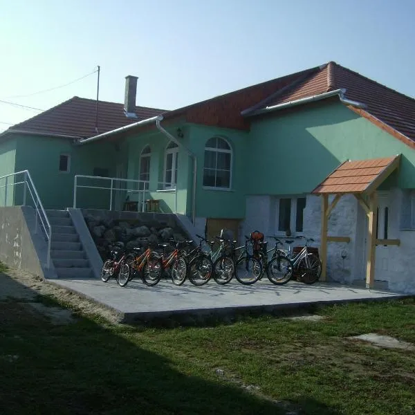 KOÓS VENDÉGHÁZ，位于Uppony的酒店