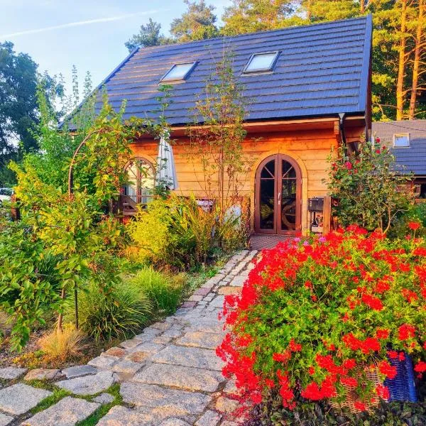 Woodorf drewnem usłane - domki z bala nad rzeką Słupią wśród pól i lasów z chatą grillową, ogniskiem i placami zabaw dla dzieci -Royal Red House z jacuzzi i ogrodzonym extra ogródkiem, Royal Green House - z extra ogródkiem, bez jacuzzi，位于乌斯特卡的酒店
