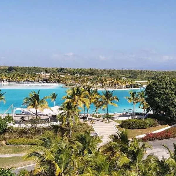 Condo by beautiful Lagoon，位于里奥阿托的酒店