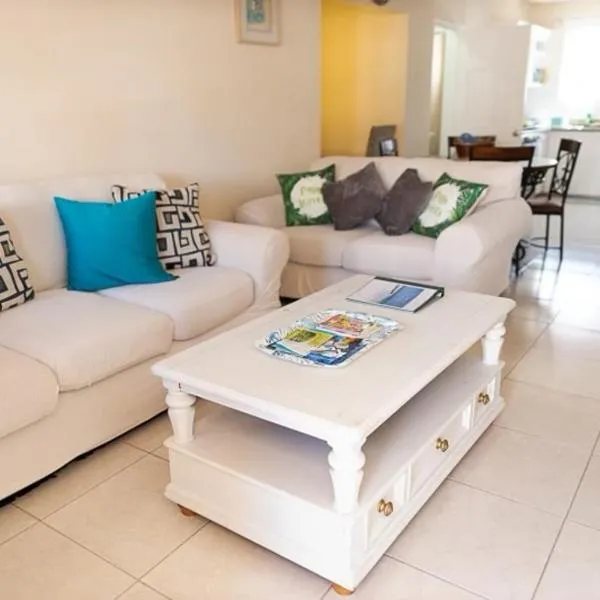 Seashades 2BR 1 full and 1 half bathrooms Condo with pool Close to beach Sleeps 4，位于基督教堂市的酒店