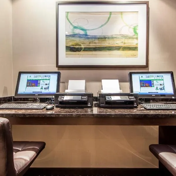 拉瓦尔蒙特利尔假日酒店，位于拉瓦尔的酒店