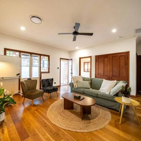 House of Fairy Wren -Charming Queenslander Cottage mins drive to Brisbane CBD and Gabba Stadium!，位于布里斯班的酒店