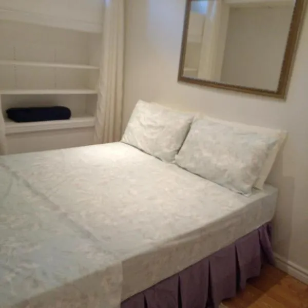 Osaka One-bedroom basement apartment，位于米西索加的酒店