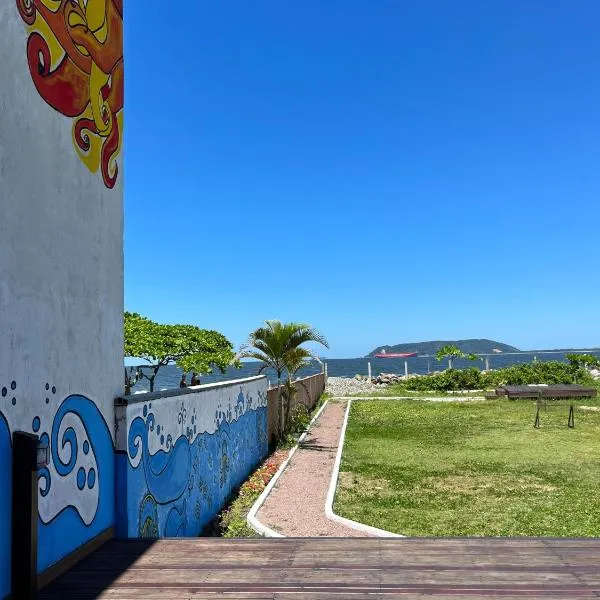 Casa do Farol - Frente para a praia，位于伊塔波阿的酒店