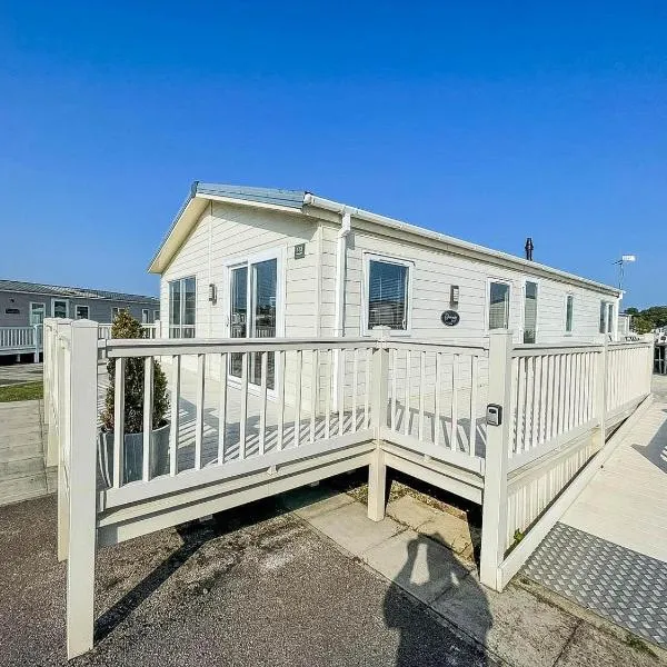 Stunning 4 Berth Lodge With Decking At Manor Park In Hunstanton Ref 23173K，位于海滨韦尔斯港的酒店