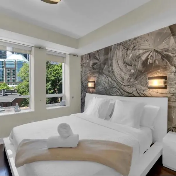 1560 sqft Elegant Condo at Downtown Hi-End Shopping & Dining Area - CN Tower View, Bidet, LockBox，位于多伦多的酒店