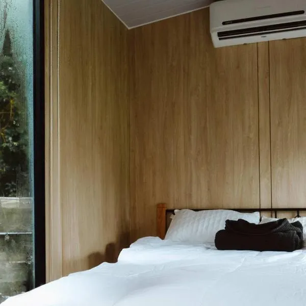 Dreamscape Tiny House 2 by Tiny Away，位于Ta-hu的酒店