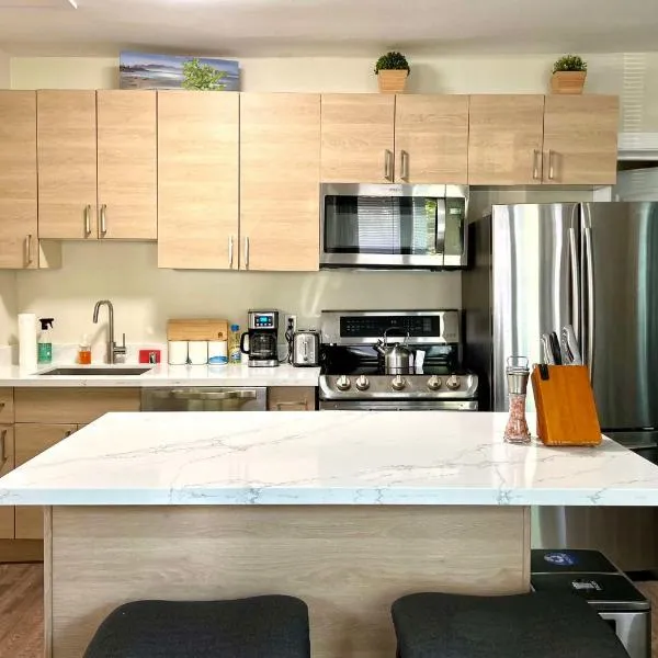 DT Stylish & Newly Renovated Home 2bdrm KQ beds Sea Tac 6 Miles with AC，位于伦顿的酒店