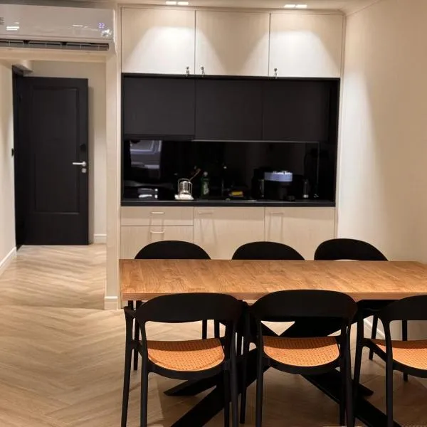 Triple A - Near Ermou Shopping Street - Family hospitality - FREE Parking!，位于雅典的酒店
