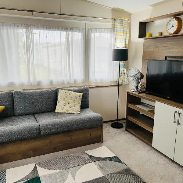 DJD's Place - Caravan Sleeps 6 Felixstowe Beach，位于费利克斯托的酒店