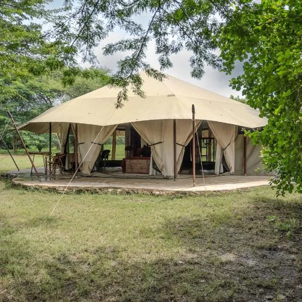 Dolly Farm & River Camp, Luxury Tents，位于加拉盖的酒店