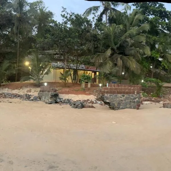 Rocks beach house，位于坎努尔的酒店