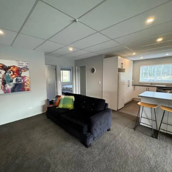 Colourful Country Escape - Breakfast Included，位于Whakamarama的酒店